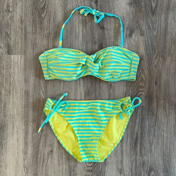 Bikini - Picture 1 of 3